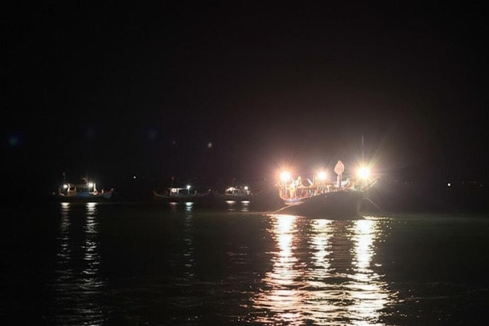 Trải nghiệm câu mực đêm cùng ngư dân mang đến cho bạn một chuyến đi ý nghĩa.